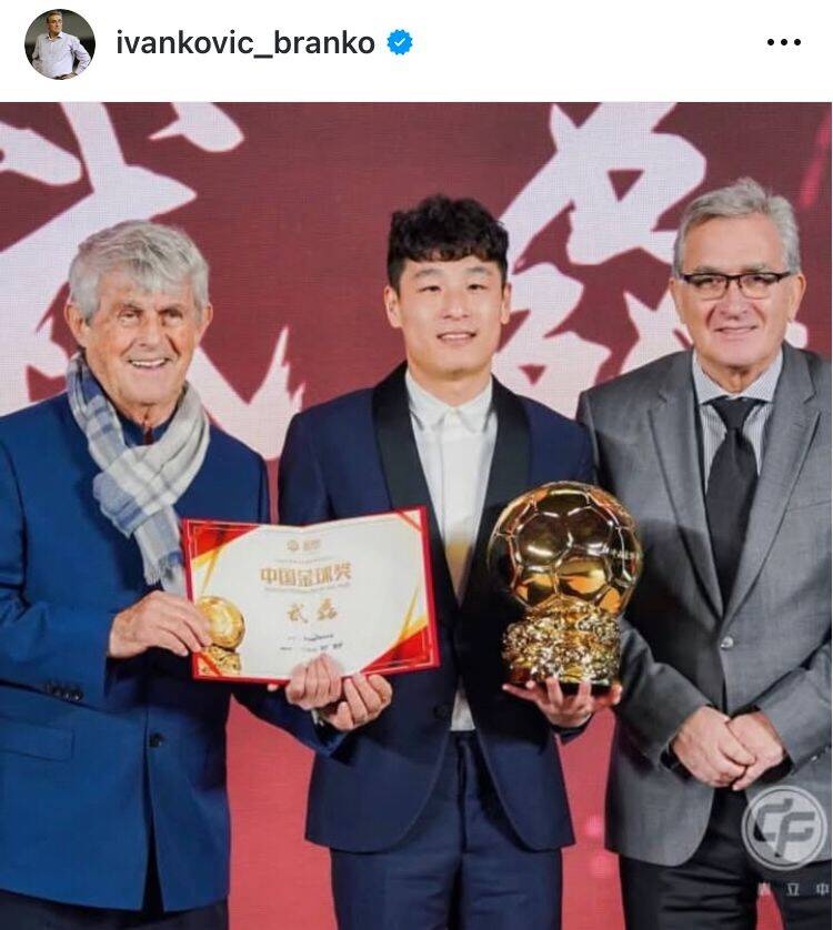  出席中國金球獎(jiǎng)?lì)C獎(jiǎng)儀式，伊萬曬與武磊、米盧同框照片