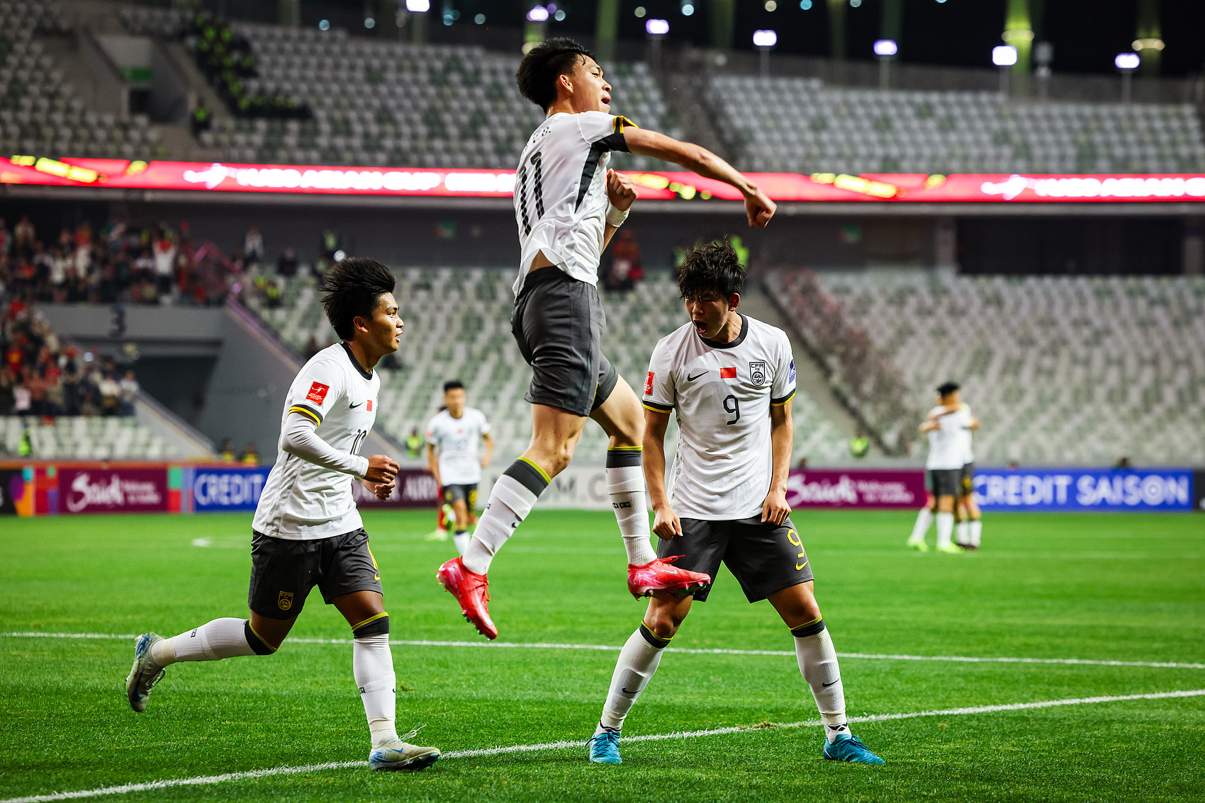  全面壓制！國青半場控球率高達7成，射門比9-3，造對方3張黃牌