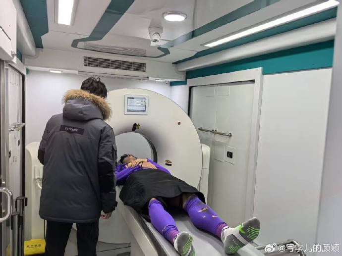  補時階段頭部被撞，天津記者：目前謝維軍正在醫(yī)院接受檢查