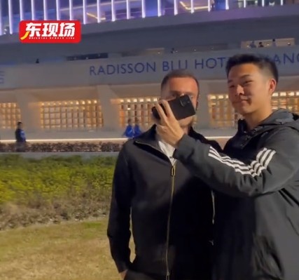  塞爾吉尼奧現(xiàn)身上海八萬人體育場，并與球迷親切打招呼合影