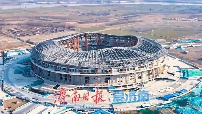  魯媒：戴上1.6萬噸“鋼鐵巨冠”，黃河體育中心球場完成屋蓋施工