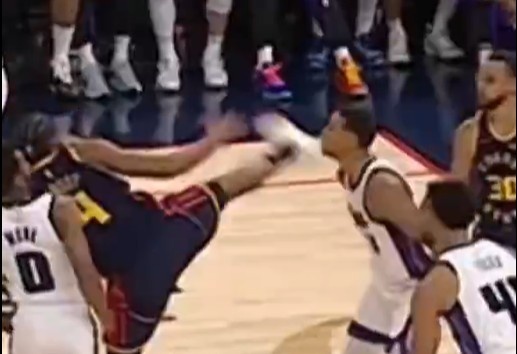  抬腳過(guò)高踢到了對(duì)手下巴！NBA官方：穆迪這一動(dòng)作被判1級(jí)惡犯