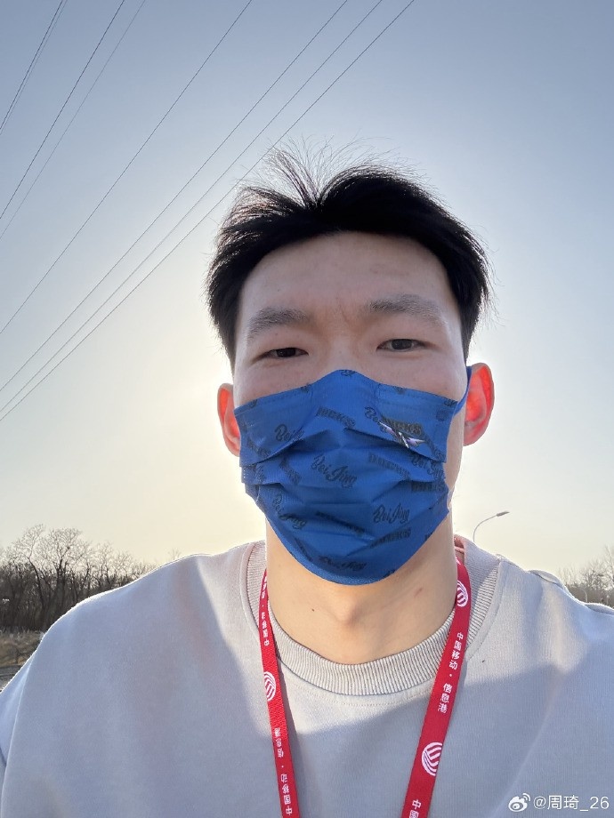  悠閑！周琦騎京牌電動(dòng)車出行：太陽出來了 開京牌兜兜風(fēng)！