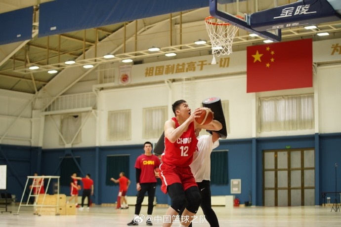  中國(guó)籃球之隊(duì)官博：大塊頭 大能量 祝李炎哲25歲生日快樂！