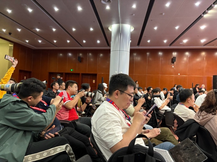  萬眾矚目！記者擠滿國足賽前新聞發(fā)布廳，賽場記者預(yù)計(jì)超300人