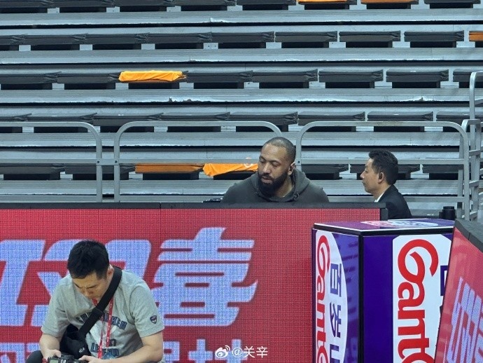  今晚不打？廣東主場迎戰(zhàn)廣廈 吉倫沃特一身便裝現(xiàn)身球館