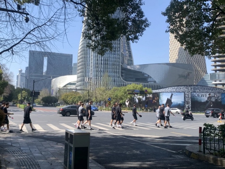  心態(tài)放松，有網(wǎng)友拍到澳大利亞隊(duì)早上在萬(wàn)象城citywalk
