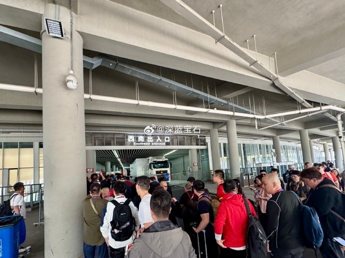  盛況空前！記者曬照：距離中澳之戰(zhàn)還有三小時(shí)，現(xiàn)場記者已超百名