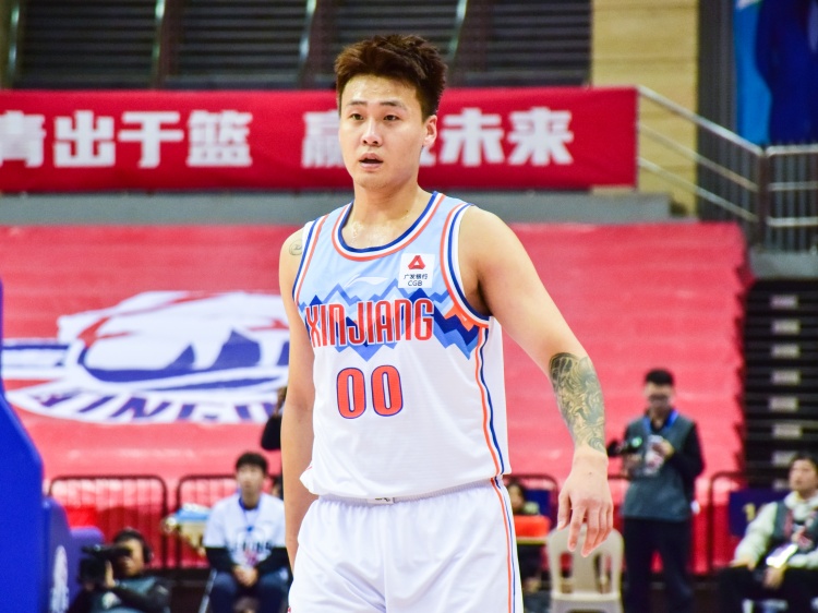  狀態(tài)不俗！趙睿半場9中4拿到15分5籃板