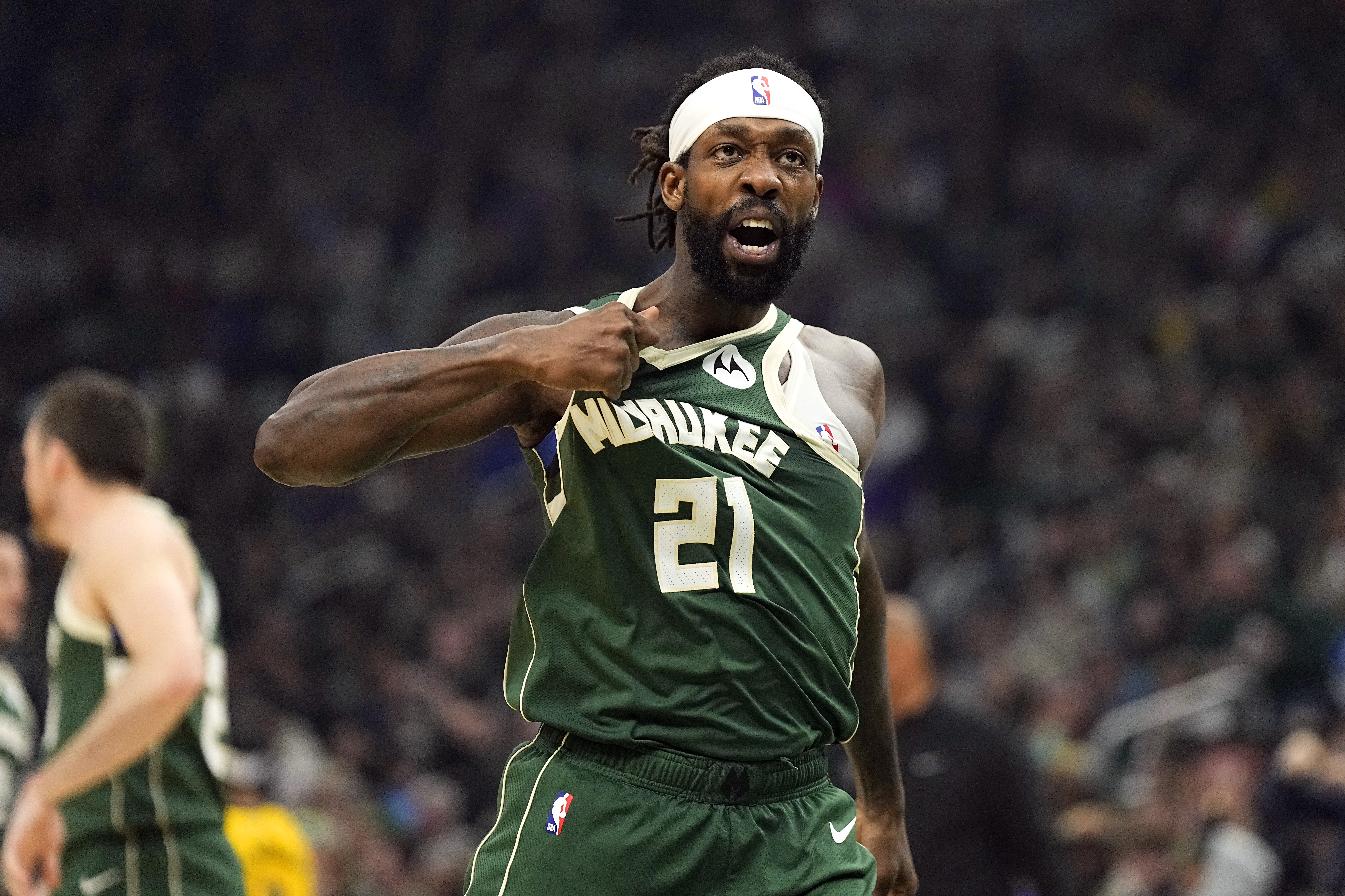  此前被NBA停薪禁賽4場！兩名步行者球迷起訴去年用球砸人的貝弗利