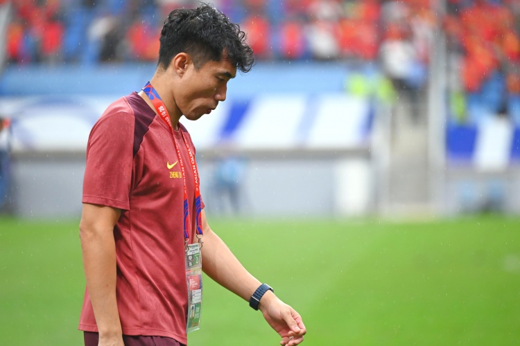  滬媒：單后腰讓國足防守承受更大壓力，若鄭智沒退役或能勝任
