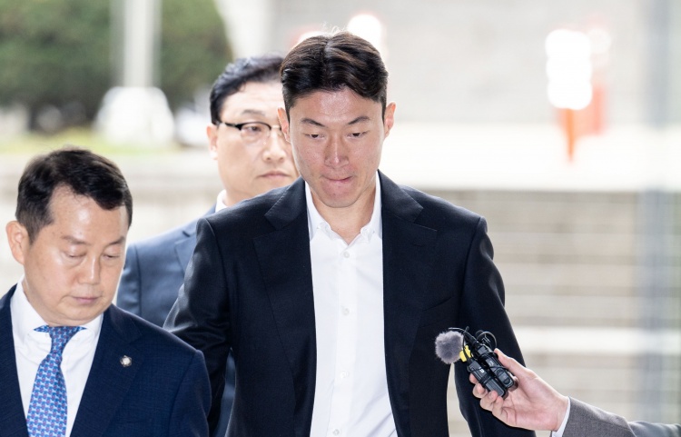  韓媒：庭審現(xiàn)場黃義助始終低頭雙手合十，判決后不停致歉