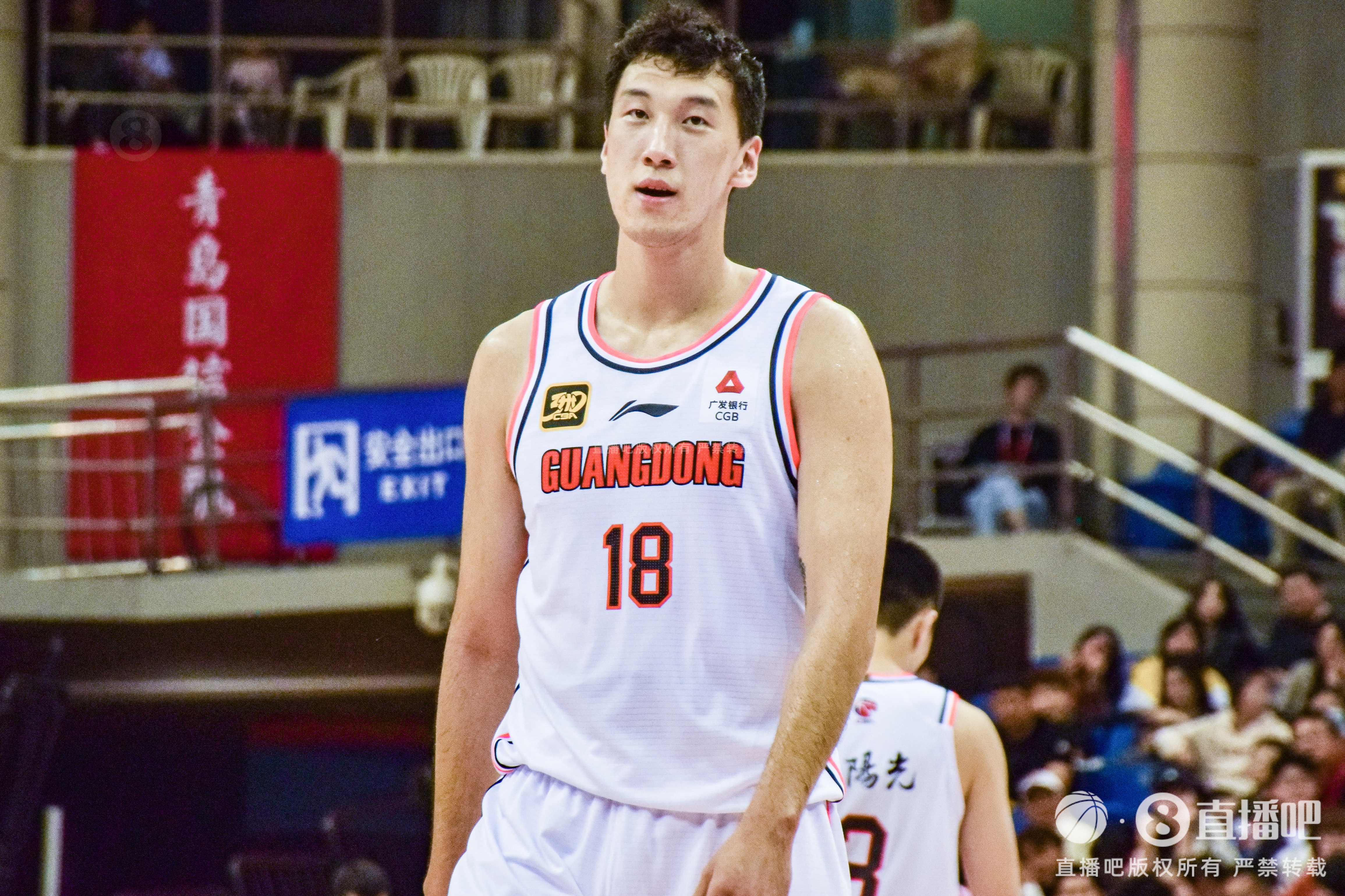 高炮臺發(fā)威！杜潤旺半場6中5拿到13分2斷1帽 三分3中3