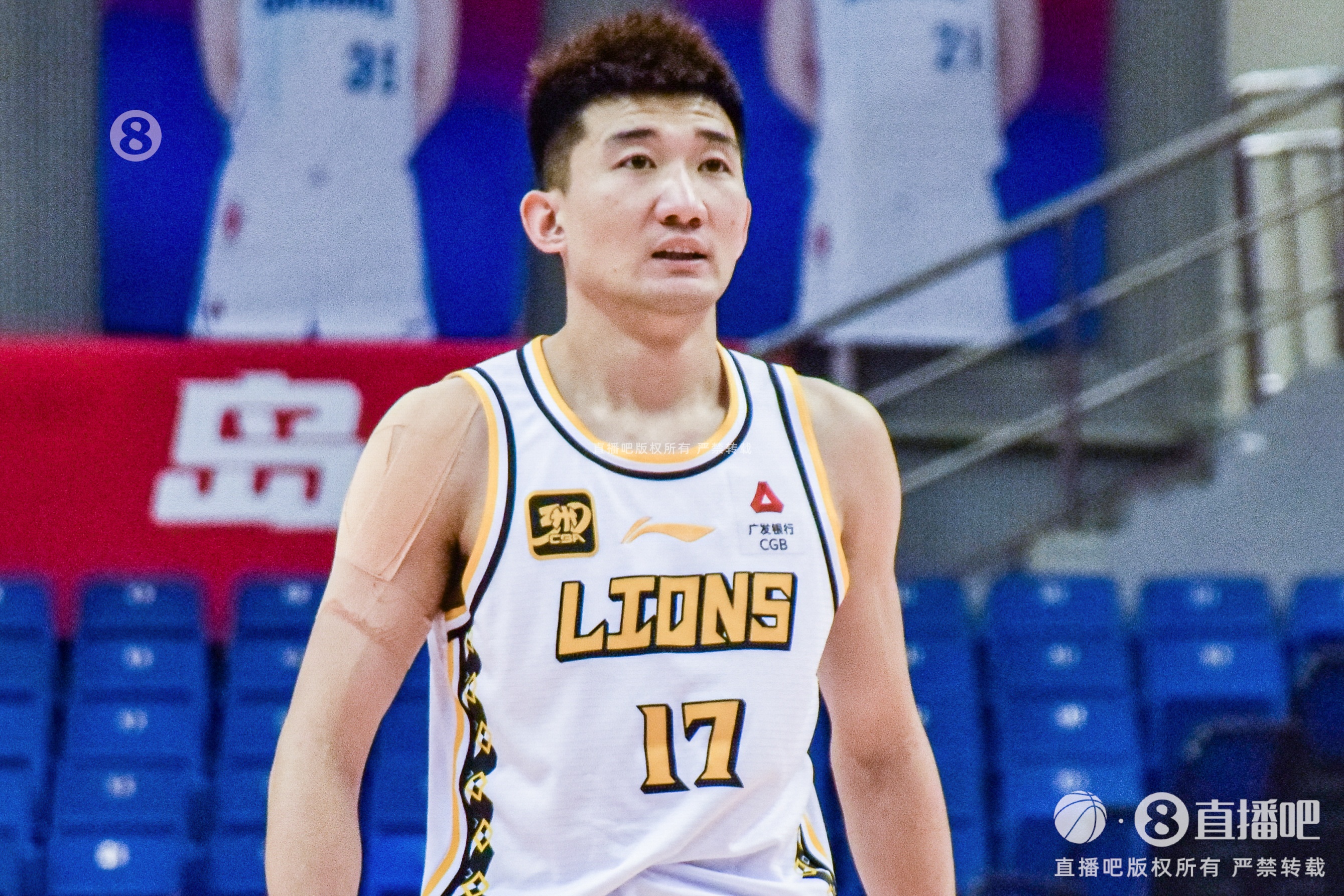  效率太低！孫銘徽15中4拿到15分4板12助2斷1帽 5次犯規(guī)