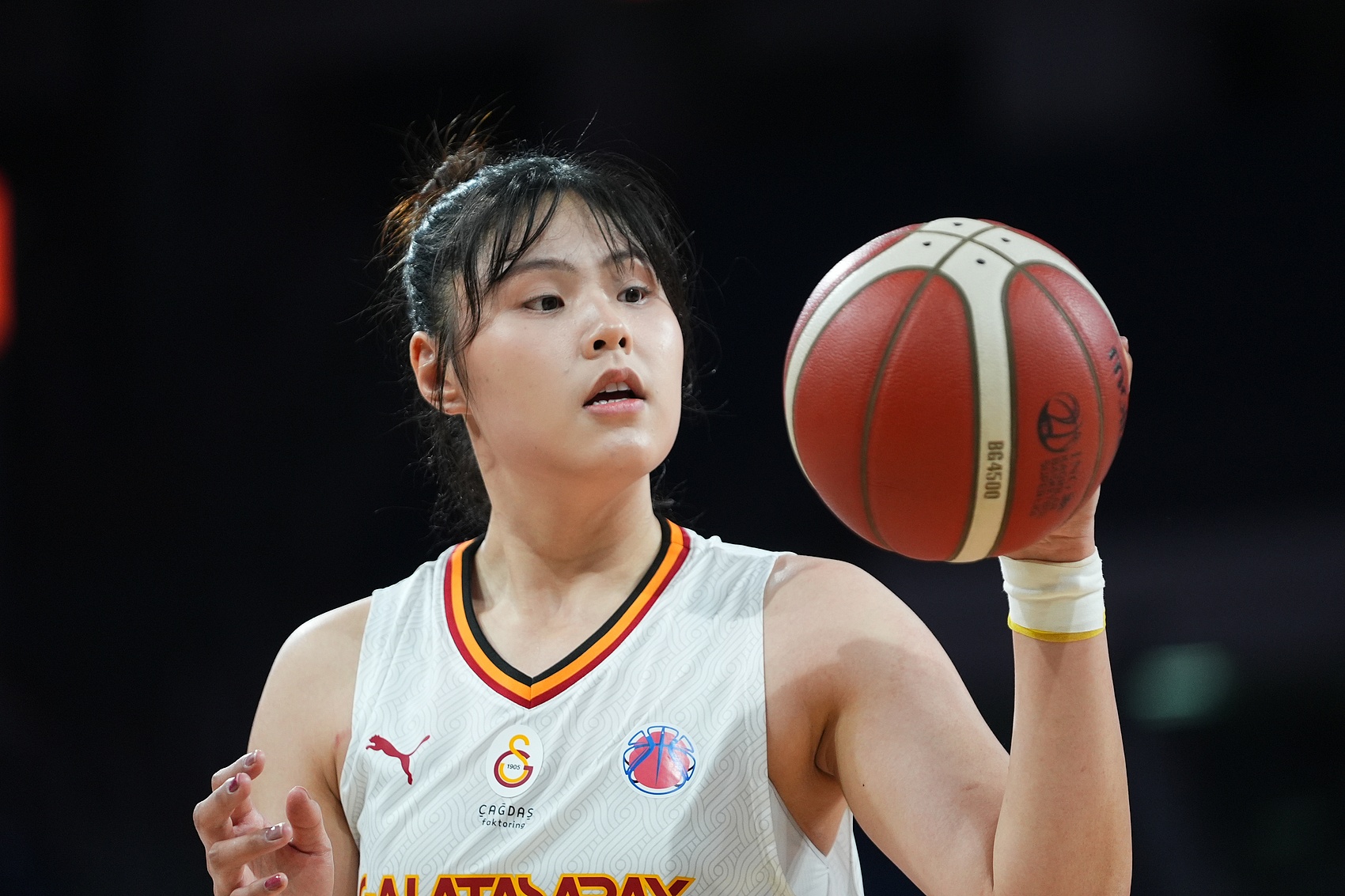 穩(wěn)定高效！李月汝9中6得到18分10板1助2斷1帽 罰球6中6