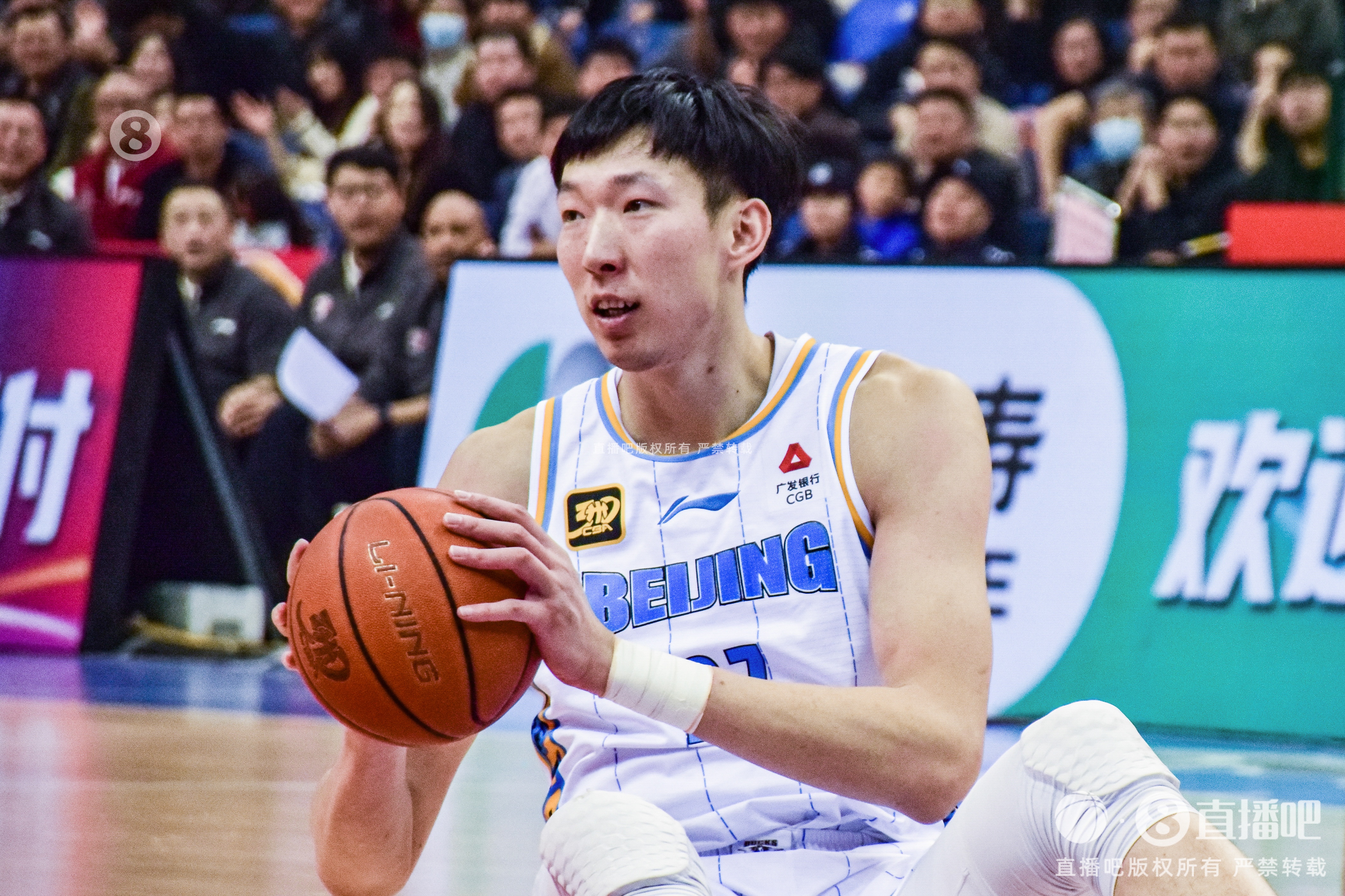 定海神針！周琦內(nèi)線攻防在線 半場6中5貢獻(xiàn)12分6籃板2蓋帽